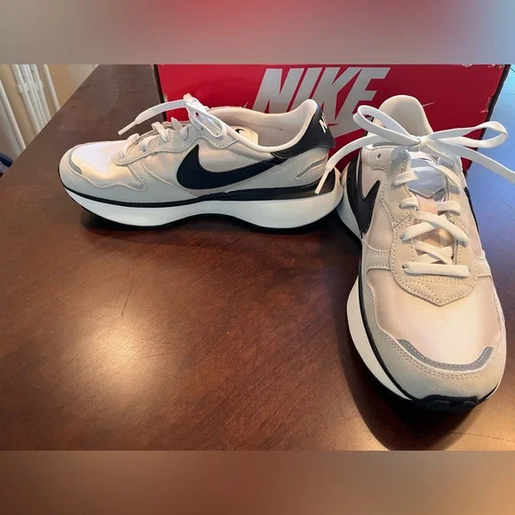 Nike Women's Sneakers in Cream and Black - Picture 8 of 9